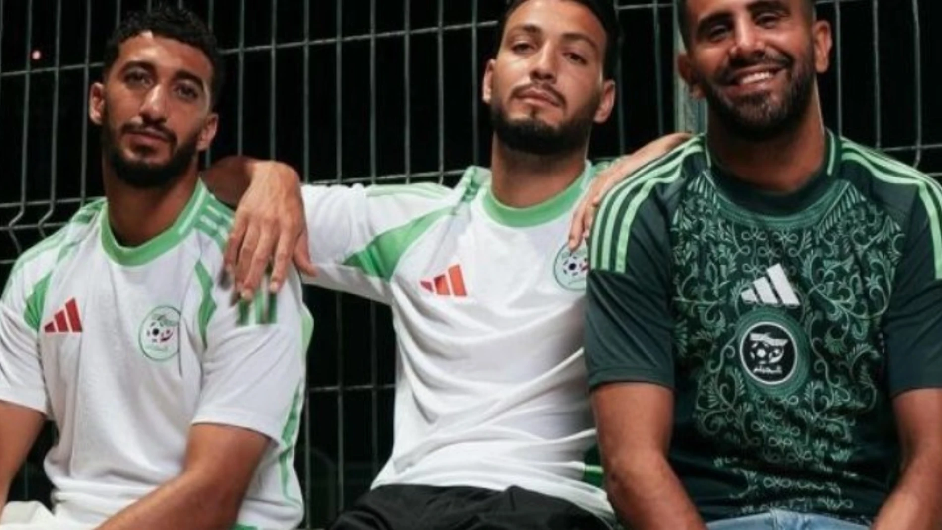 Jugadores posan conla nueva equipación argelina de la que se ha suprimido el Zellij