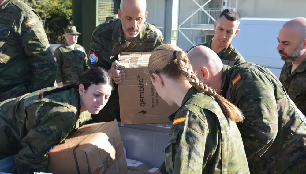 Efectivos españoles descargan el material en la base de Cincu