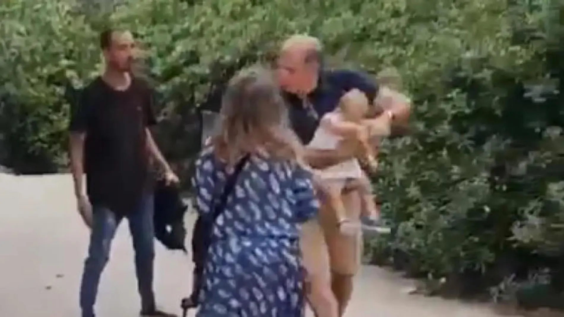 Un hombre sudamericano agrede a una bebé de un año en un parque de Barcelona