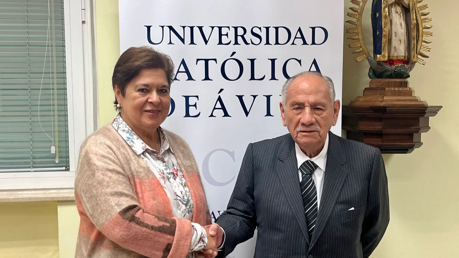 La rectora de la UCAV, María del Rosario Sáez Yuguero, suscribe el acuerco con el de la Universidad Jaime Bausate y Meza de Perú, Roberto Mejía