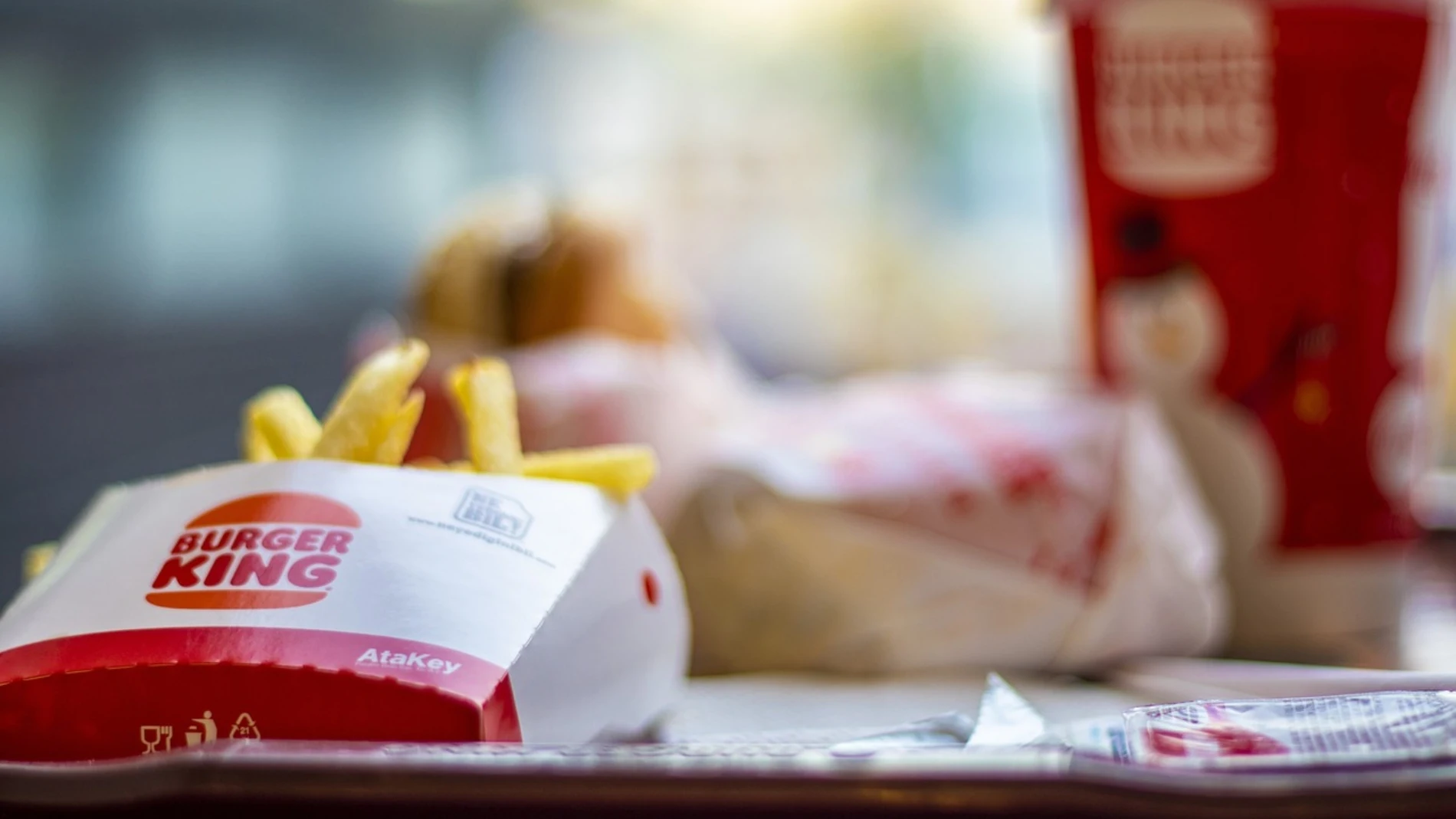Un tiktoker prueba la hamburguesa de Burger King en colaboración con Cheetos Pelotazos y su opinión sorprende