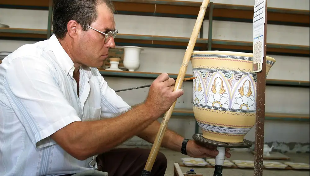 Un artesano de la cerámica