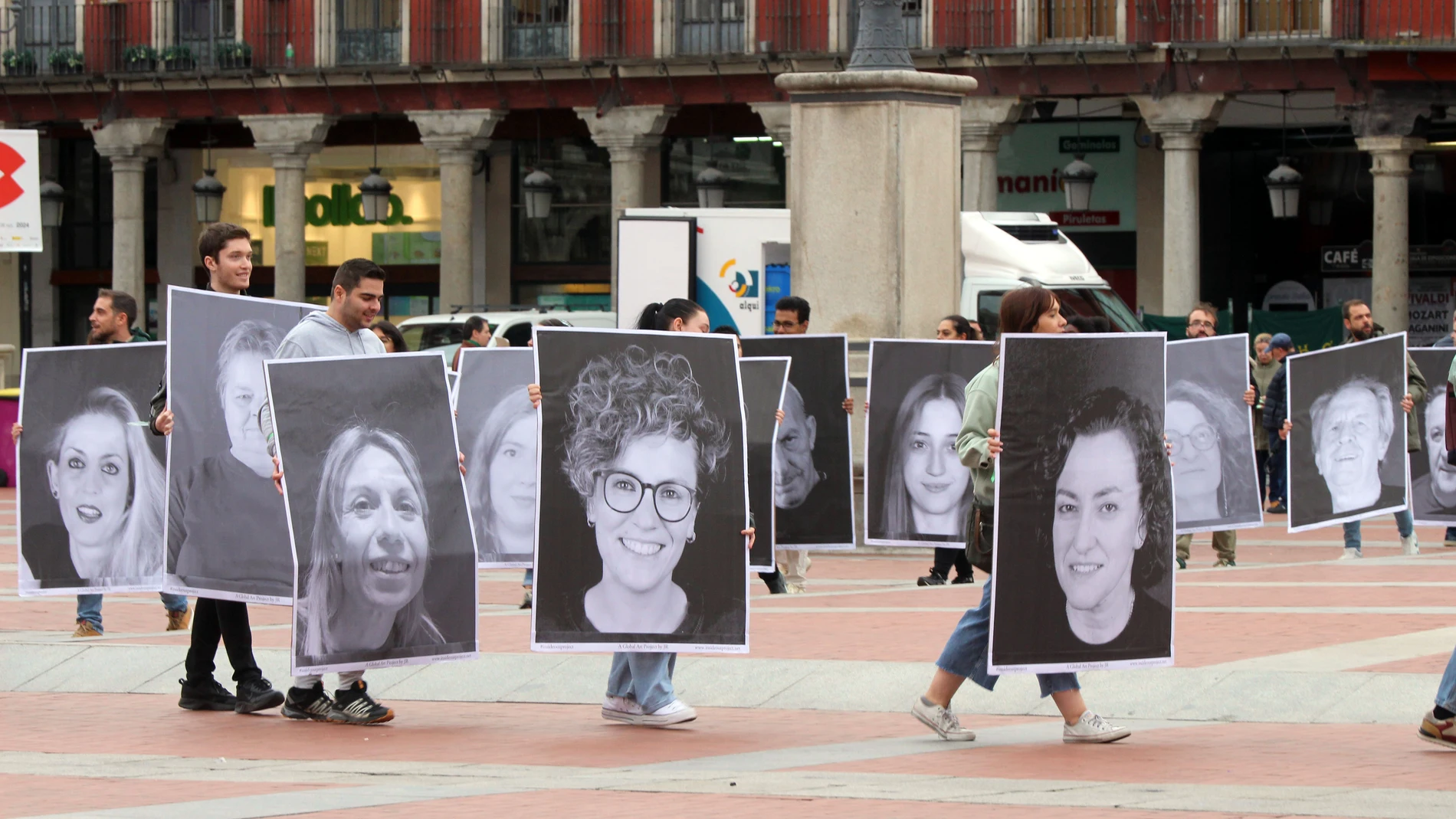 Fundación Intras da inicio a sus actividades por el Día de la salud mental con una “intervención artística efímera” en la Plaza Mayor de Valladolid