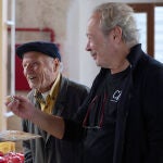 Antonio López imparte un taller de pintura. En la imagen junto a Enrique Reche