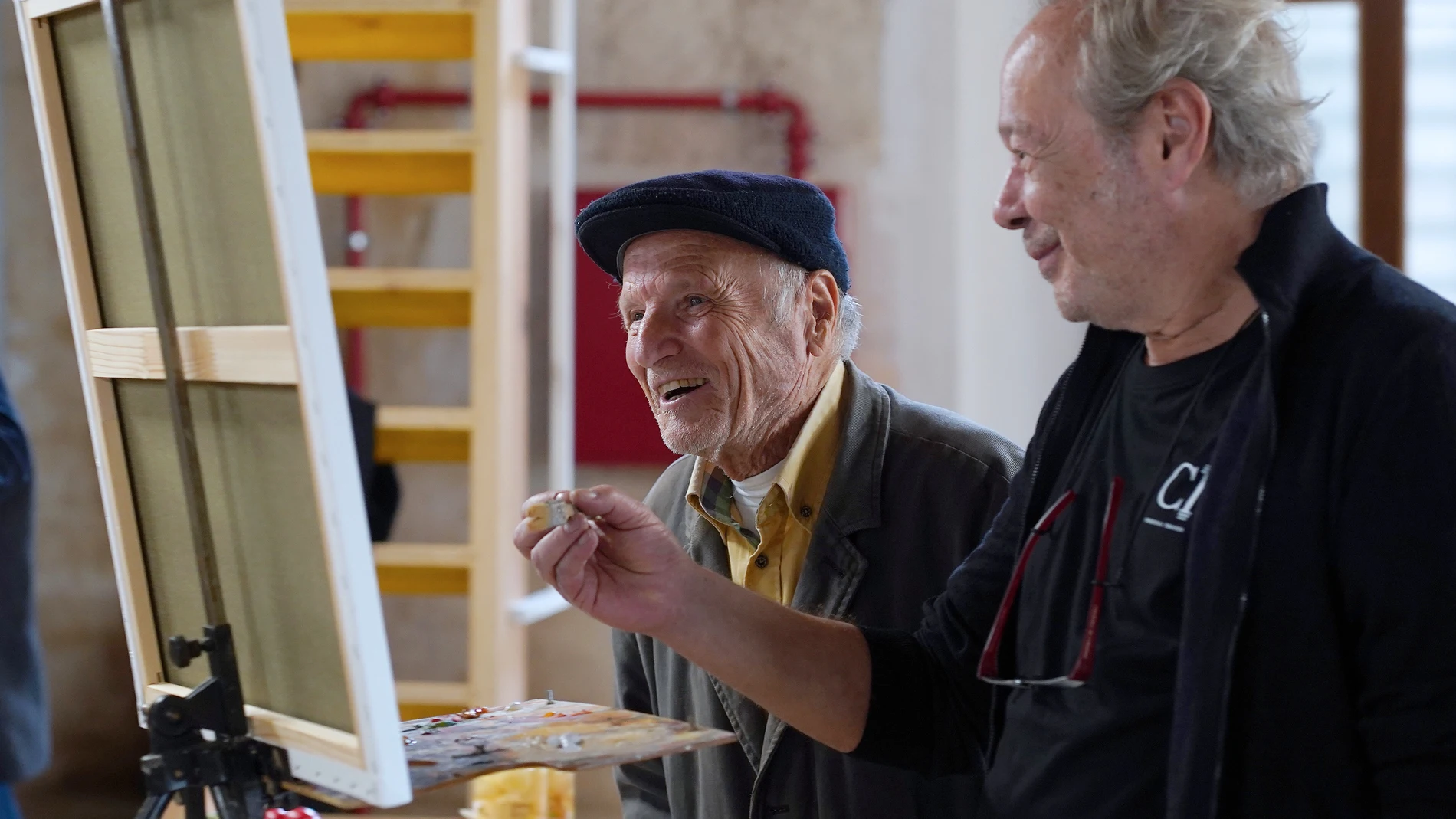 Antonio López imparte un taller de pintura. En la imagen junto a Enrique Reche