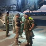 Militares españoles descargan el material en Rumanía