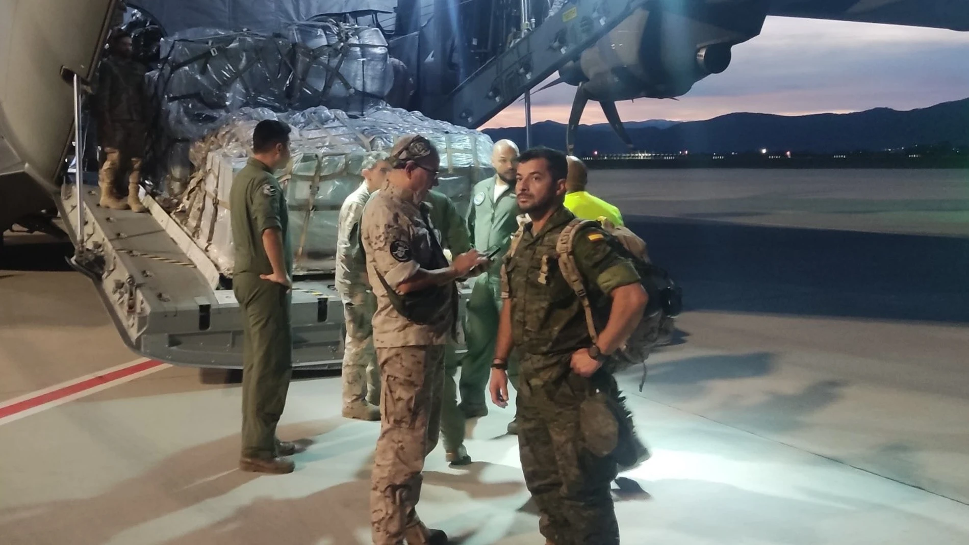 Militares españoles descargan el material en Rumanía