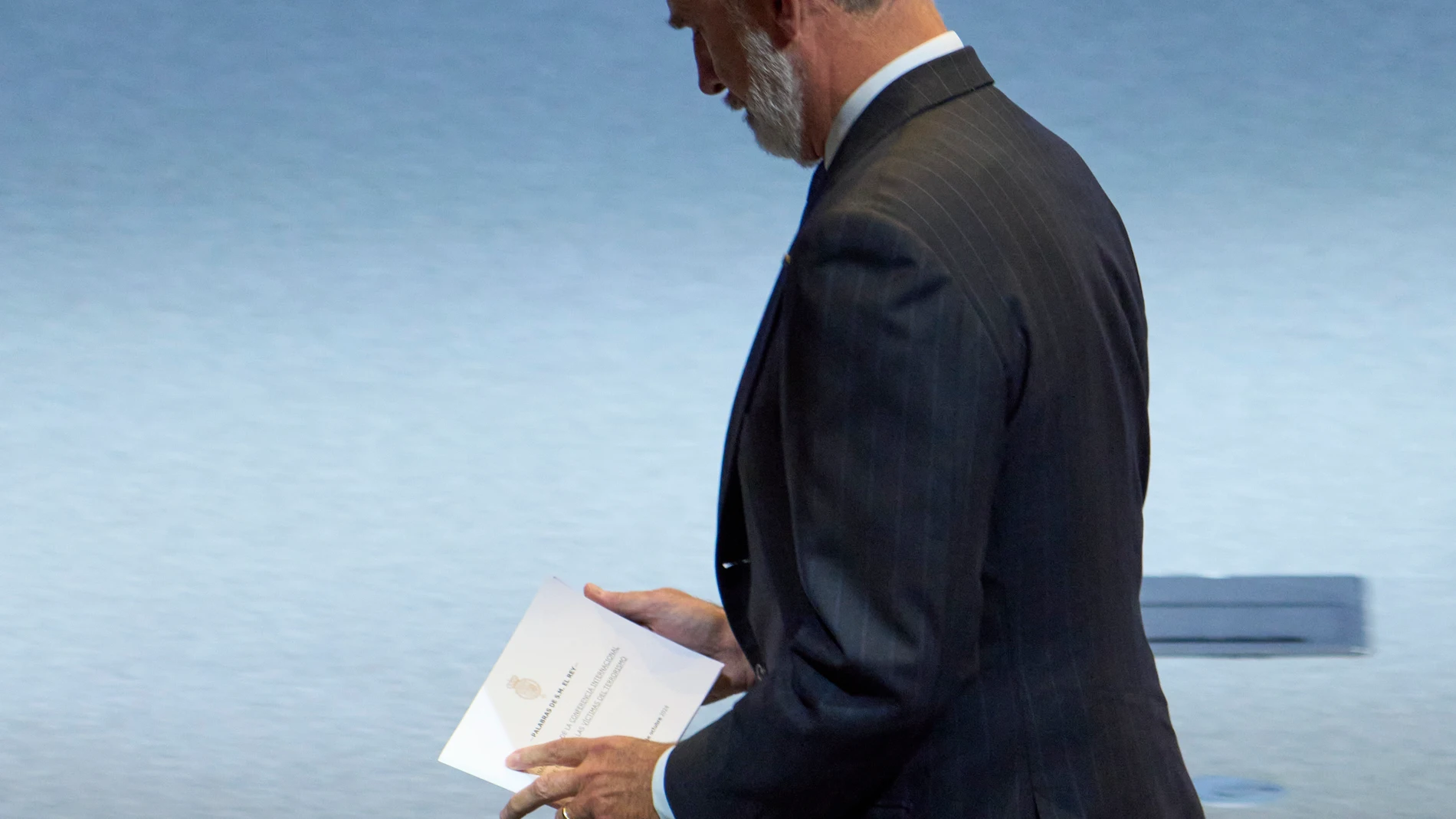 VITORIA (ESPAÑA), 08/10/2024.- El rey Felipe VI, ha intervenido este martes en la Conferencia Internacional de Alto Nivel sobre Víctimas del Terrorismo que se celebra en Vitoria, un evento en el que también han participado el secretario general adjunto de Naciones Unidas, Vladimir Voronkov; los ministros de Asuntos Exteriores y del Interior, José Manuel Albares y Fernando Grande-Marlaska, y el lehendakari, Imanol Pradales. EFE/Adrián Ruiz Hierro.