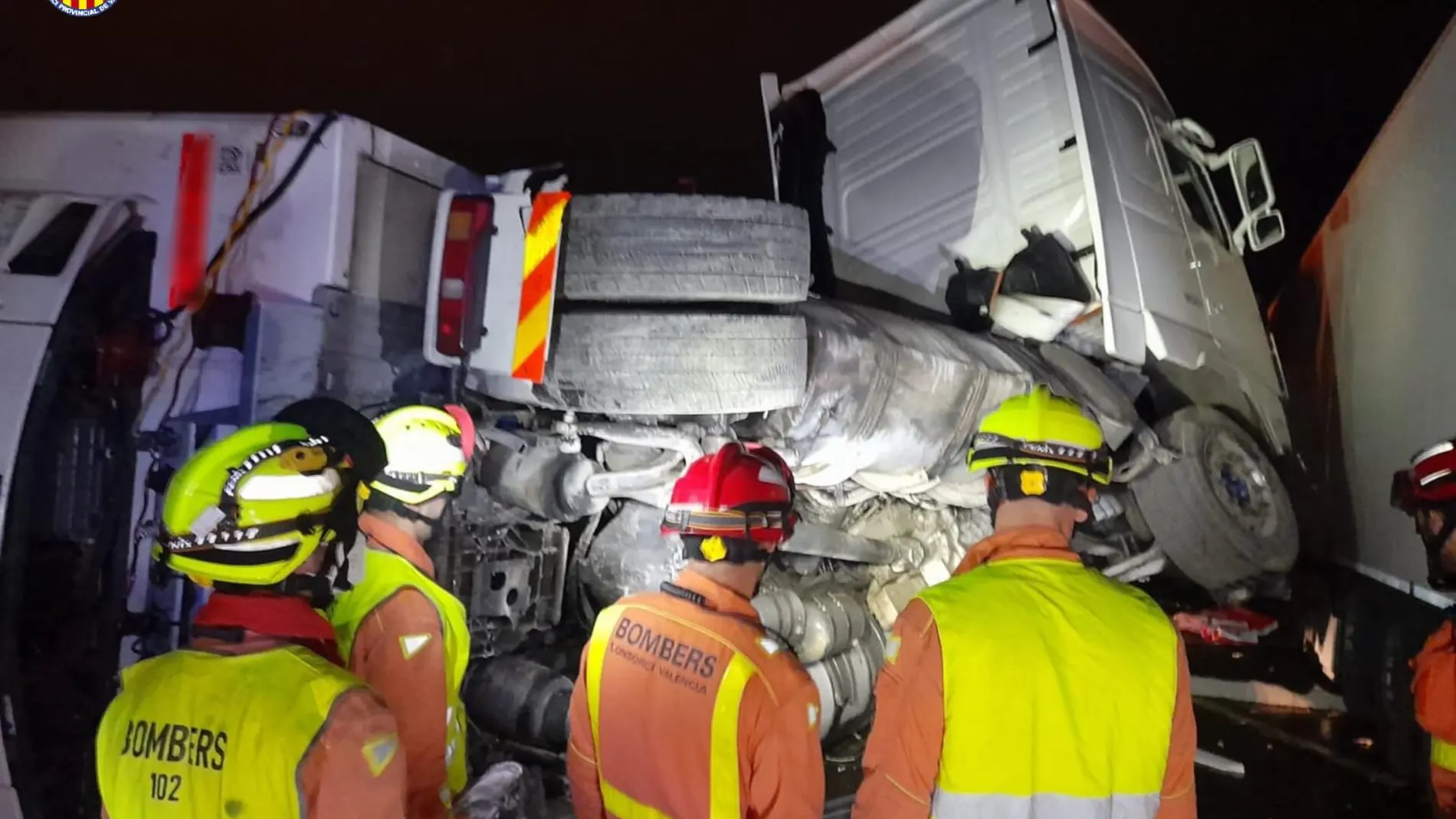 Cortada la A7 en Sagunto por el choque esta madrugada de cuatro camiones