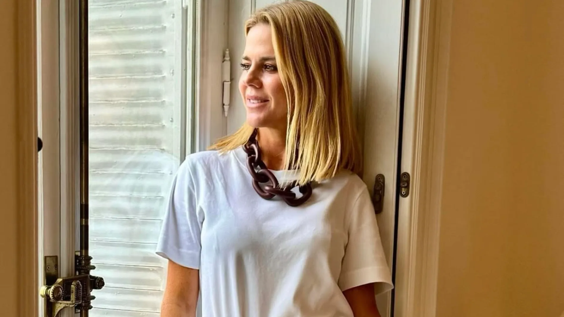 Amelia Bono con look de básicos.