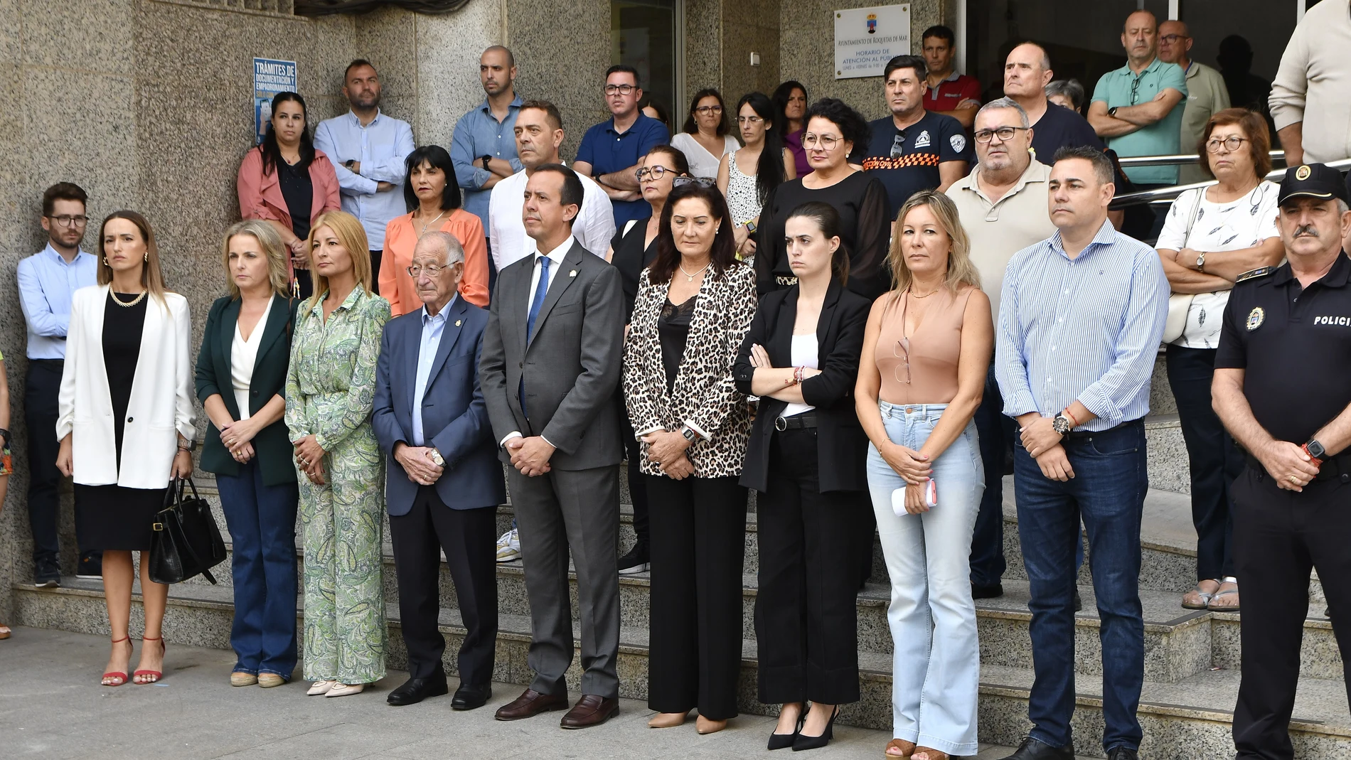 Minuto de silencio celebrado en el Ayuntamiento de Roquetas de Mar (Almería)
