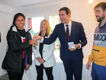 Suárez-Quiñonez hace entrega de una de las viviendas en Soria Suárez-Quiñonez hace entrega de una de las viviendas en Soria