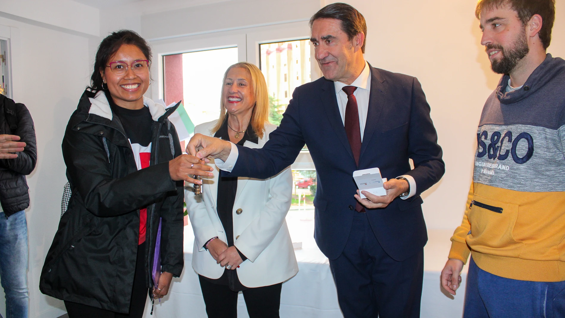 Suárez-Quiñonez hace entrega de una de las viviendas en Soria