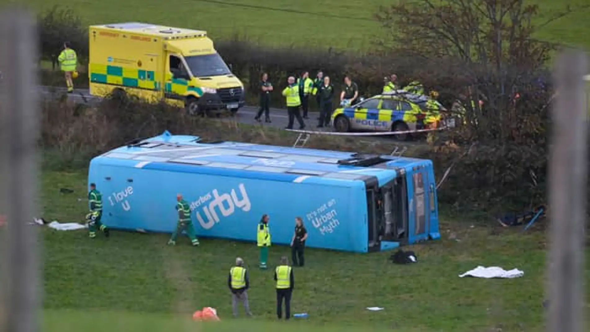 Los servicios de emergencia en el lugar del accidente en Ballyblack Road East, cerca de Carrowdore, Irlanda del Norte