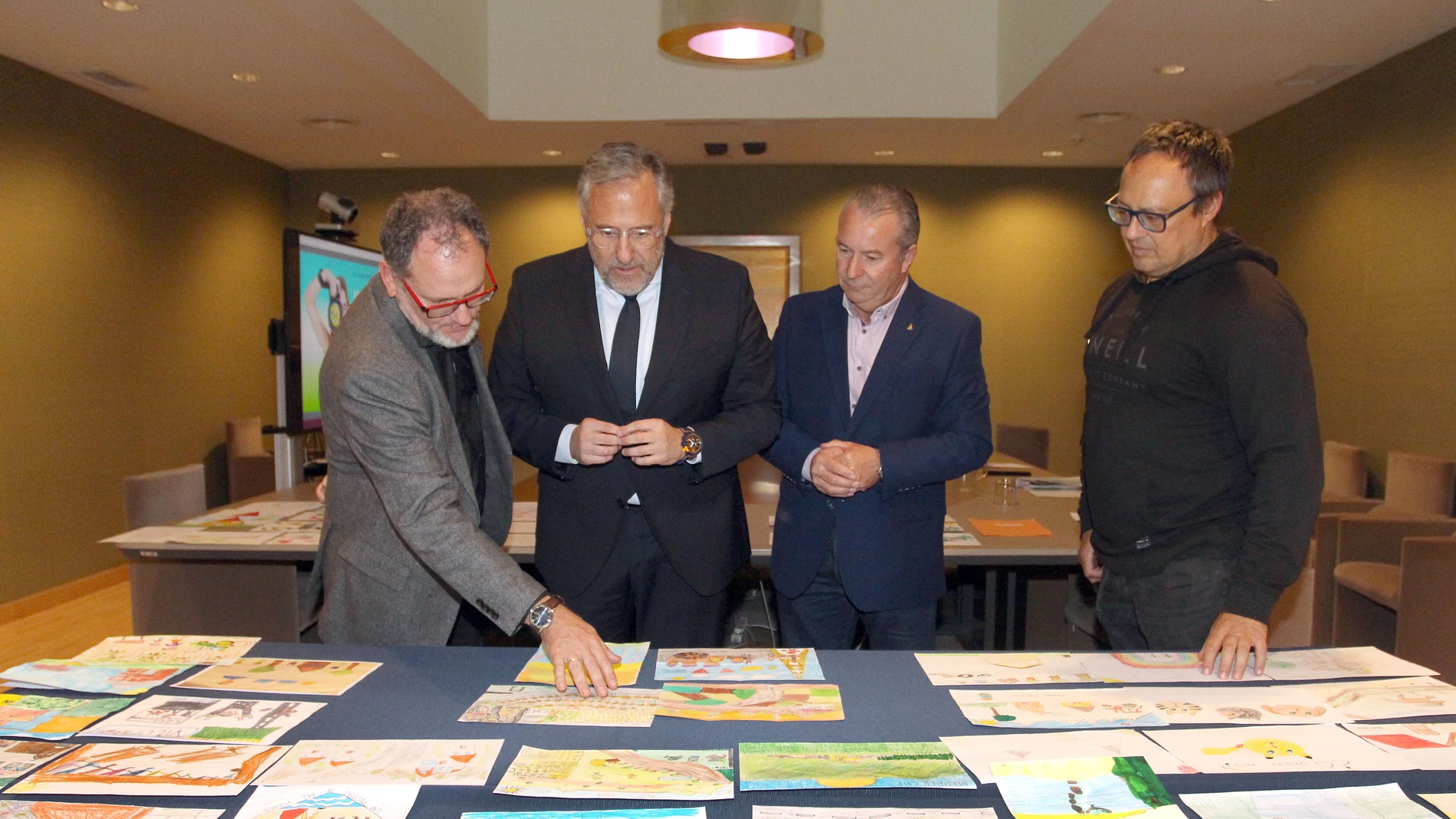 El presidente de las Cortes de Castilla y León, Carlos Pollán, participa como jurado de la XXVI Edición del Concurso de dibujo infantil ‘Así es mi pueblo’, y de la XVI Edición del Concurso de fotografía juvenil ‘Mi pueblo, mi gente’, junto al presidente de Asaja-CyL, Donaciano Dujo, el director de la Fundación Castilla y León, Juan Zapatero, y el fotógrafo Miguel Ángel Santos