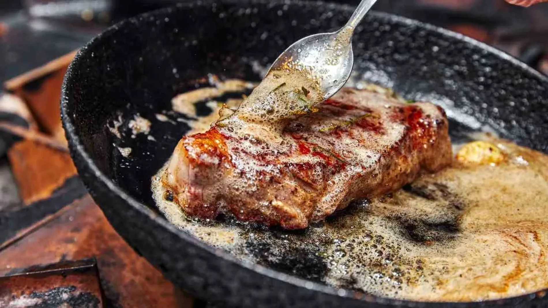 Carne en la sartén.