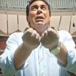 El personaje de Amador Rivas echando cenizas en el estadio del Atlético de Madrid