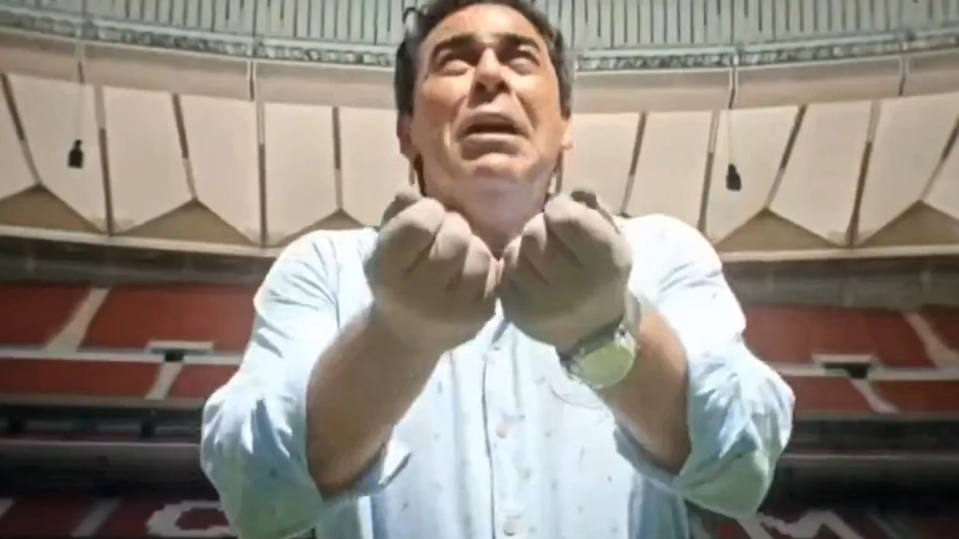 El personaje de Amador Rivas echando cenizas en el estadio del Atlético de Madrid
