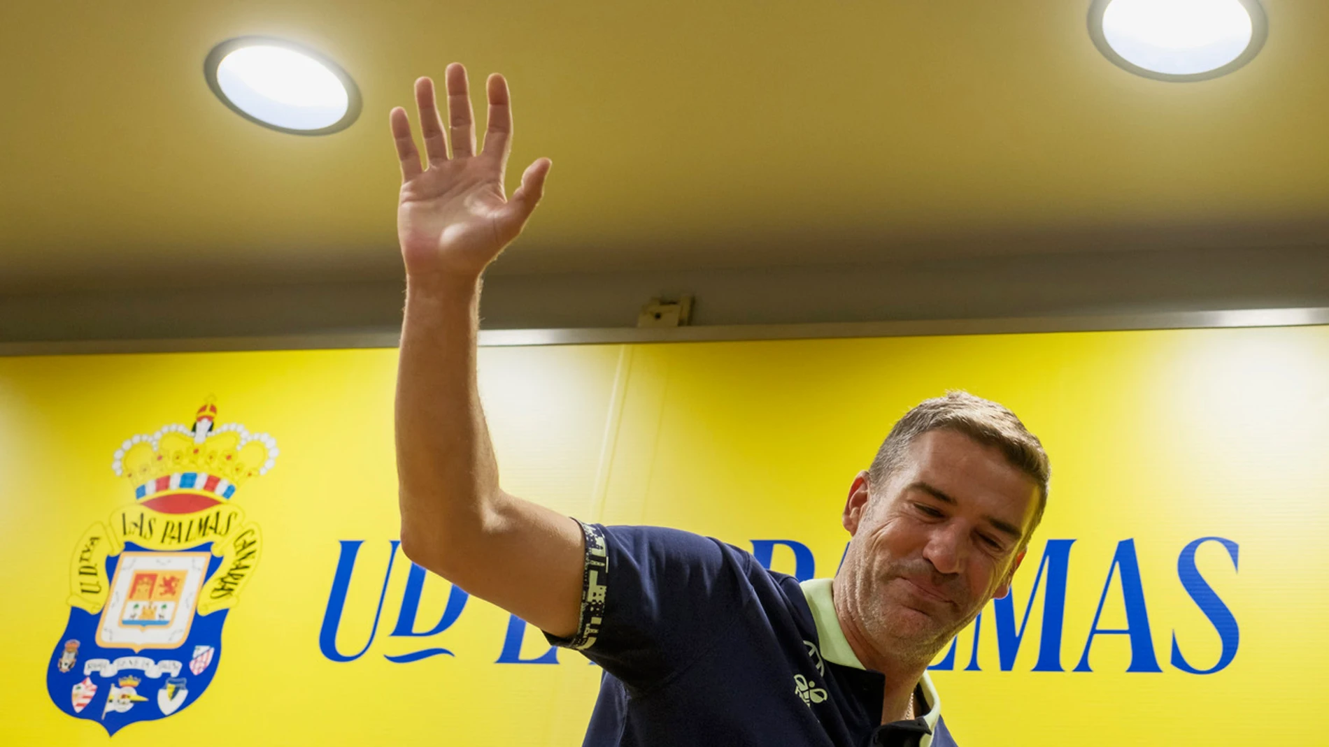 GRAFCAN5099. LAS PALMAS DE GRAN CANARIA (ESPAÑA), 08/10/2024.- La Unión Deportiva Las Palmas ha anunciado este martes la destitución de su entrenador, Luis Carrión, tras doce jornadas de Liga en la que el equipo no ha logrado ninguna victoria y ocupa la última posición de la tabla. En la imagen, tomada el viernes 4 de octubre, Carrión se despide de los periodistas en la rueda de prensa previa al partido contra el Celta de Vigo, su último encuentro en el banquillo amarillo. EFE/Ángel Medina G.