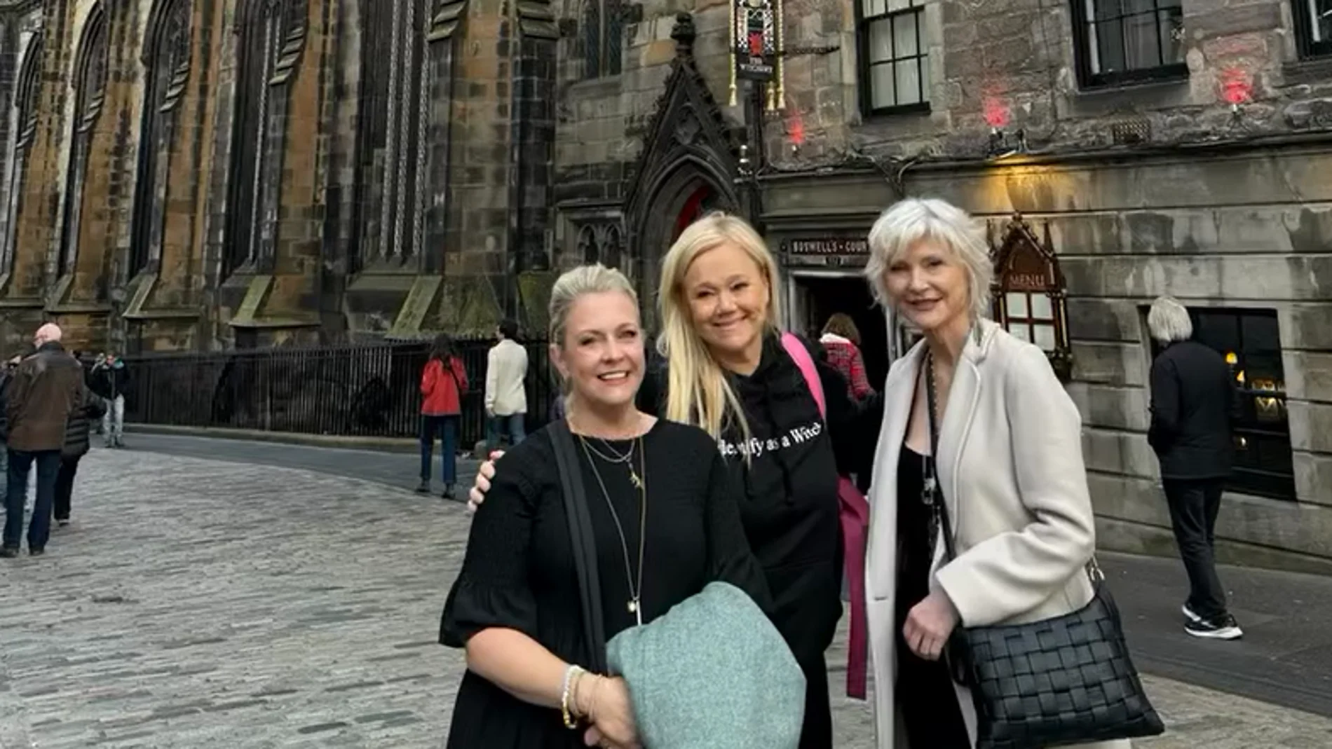 Las actrices Melissa Joan Hart, Caroline Rhea y Beth Broderick durante su reencuentro