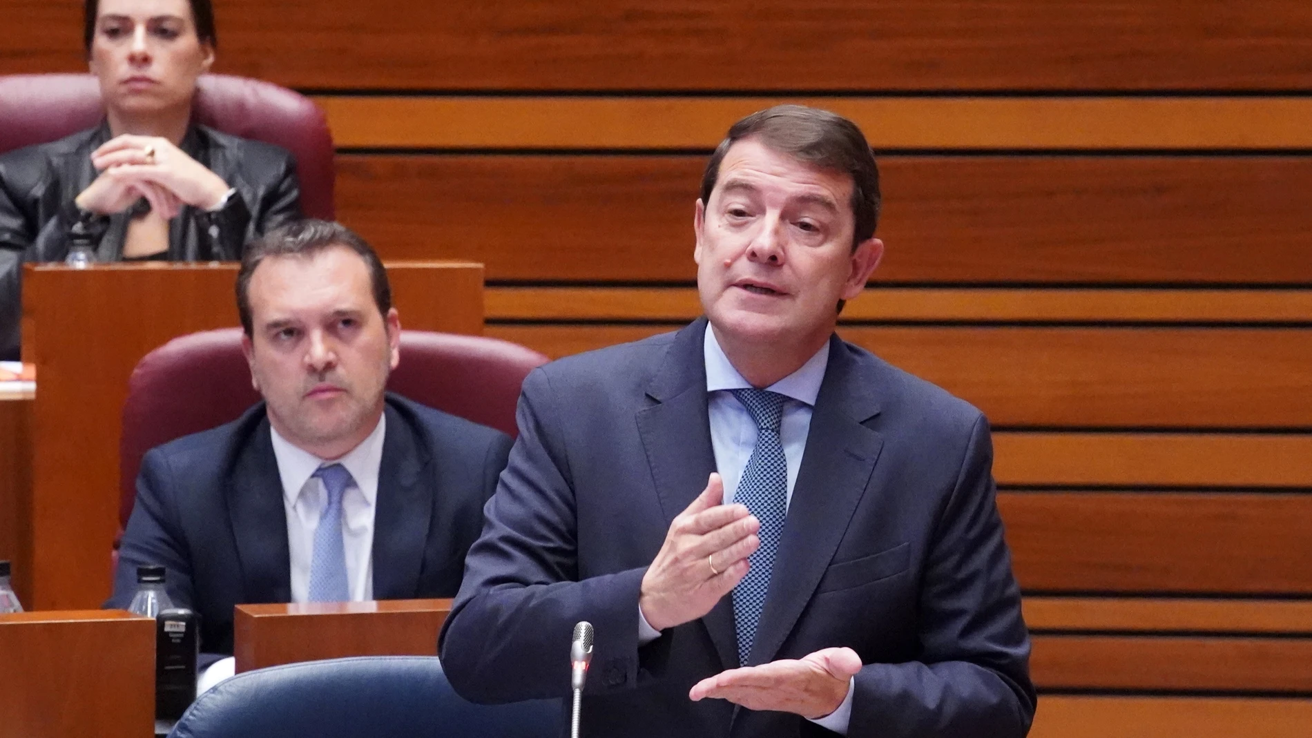Mañueco interviene en las Cortes en presencia del portavoz popular, Ricardo Gavilanes