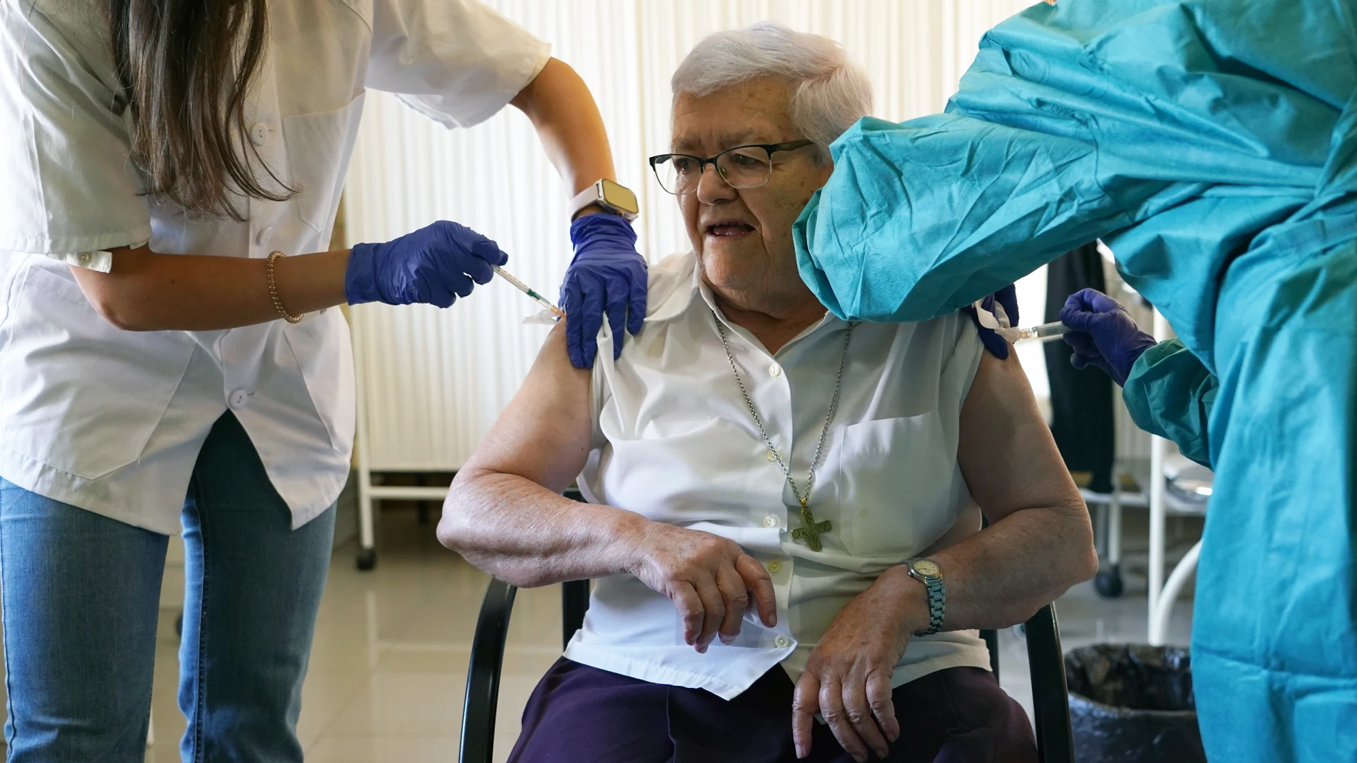 La campaña de vacunación arrancó ayer en el grupo de personas mayores y usuarios de residencias