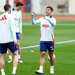 VÍDEO: Fútbol/Selección.- Zubimendi: "Intento evadirme un poco de la responsabilidad de suplir a Rodri"