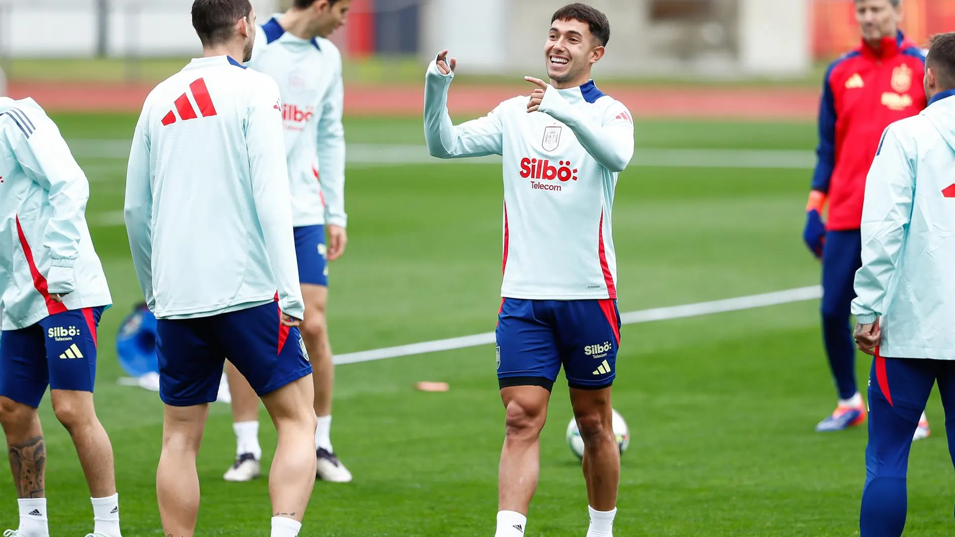 VÍDEO: Fútbol/Selección.- Zubimendi: "Intento evadirme un poco de la responsabilidad de suplir a Rodri"