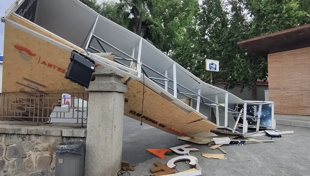 El viento destroza el pórtico de Farcama