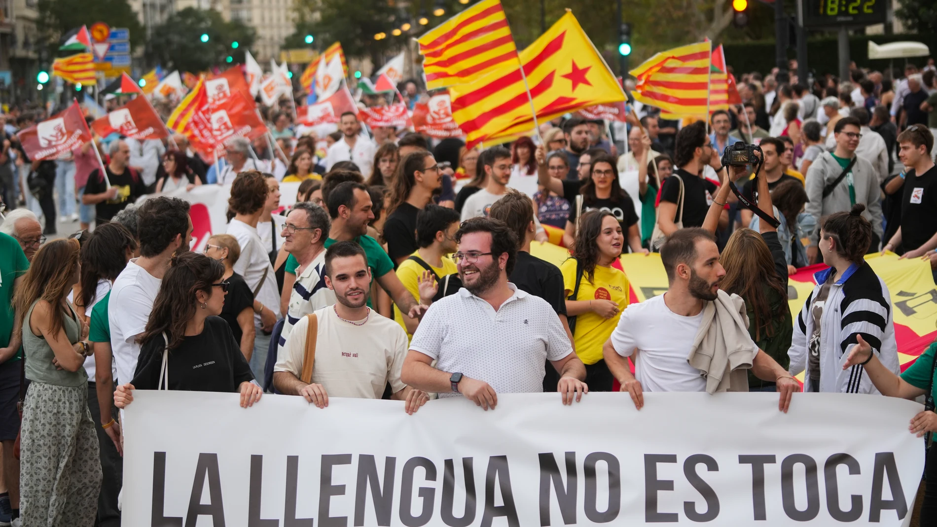 Decenas de personas durante una manifestación para denunciar la persecución y censura hacia la cultura valenciana, a 9 de octubre de 2024, en Valencia, Comunidad Valenciana (España). Las manifestaciones están organizadas por la Comissió 9 d´Octubre formada por entidades como Acció Cultural del País Valencià, Escola Valenciana, Intersindical Valenciana o Plataforma per la Llengua, y por la Coordinadora Obrera Sindical, con el objetivo de denunciar la persecución y censura que consideran está ...