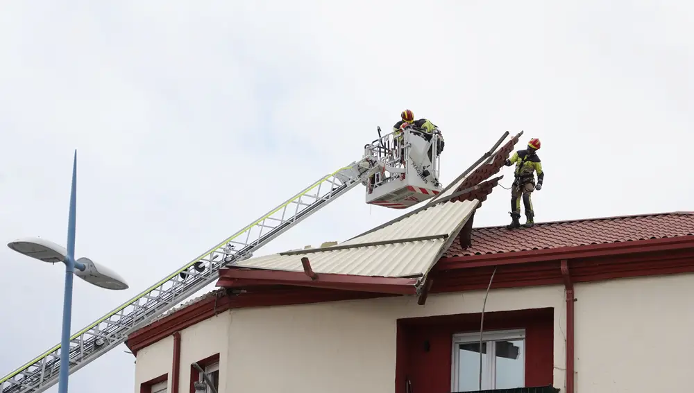Los bomberos tratan de apuntalar el tejado