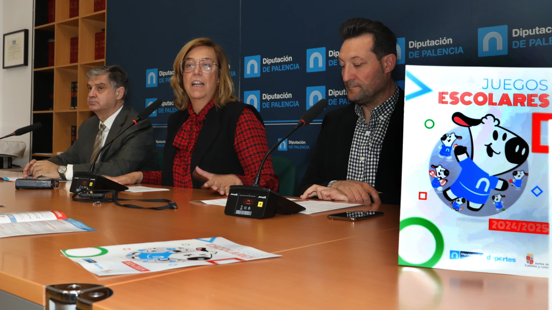 La presidenta de la Diputación, Ángeles Armisén, presenta los Juegos Escolares junto al diputado de Deportes, Eduardo Tejido, y al coordinador de Deportes de la Diputación, Enrique Hermoso