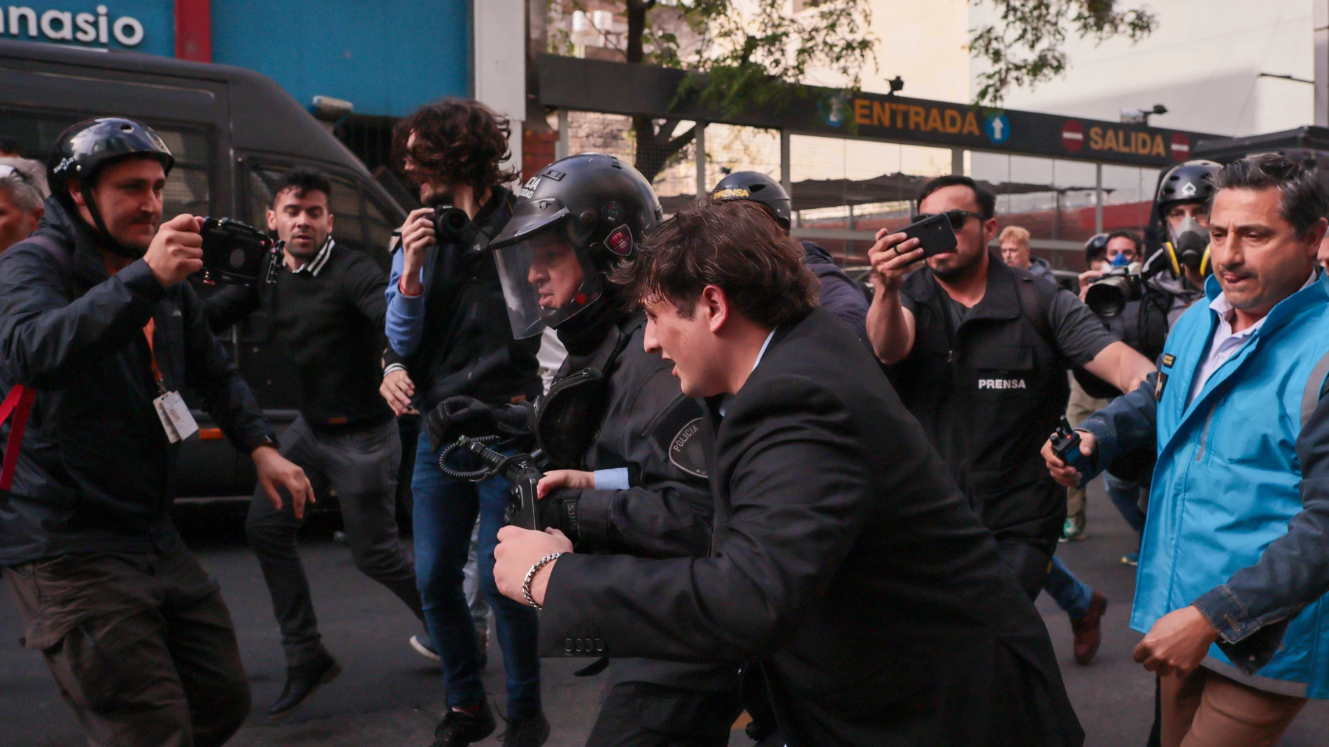 AME5907. BUENOS AIRES (ARGENTINA), 09/10/2024.- El yutubero libertario Fran Fijap (c) es agredido durante manifestaciones en las inmediaciones del congreso de la Nación este miércoles, en Buenos Aires (Argentina). Gremios docentes argentinos anunciaron este miércoles una huelga para mañana tras mantenerse hoy en el Congreso el veto del presidente, Javier Milei, a la ley de financiación de la educación universitaria. EFE/ Juan Ignacio Roncoroni