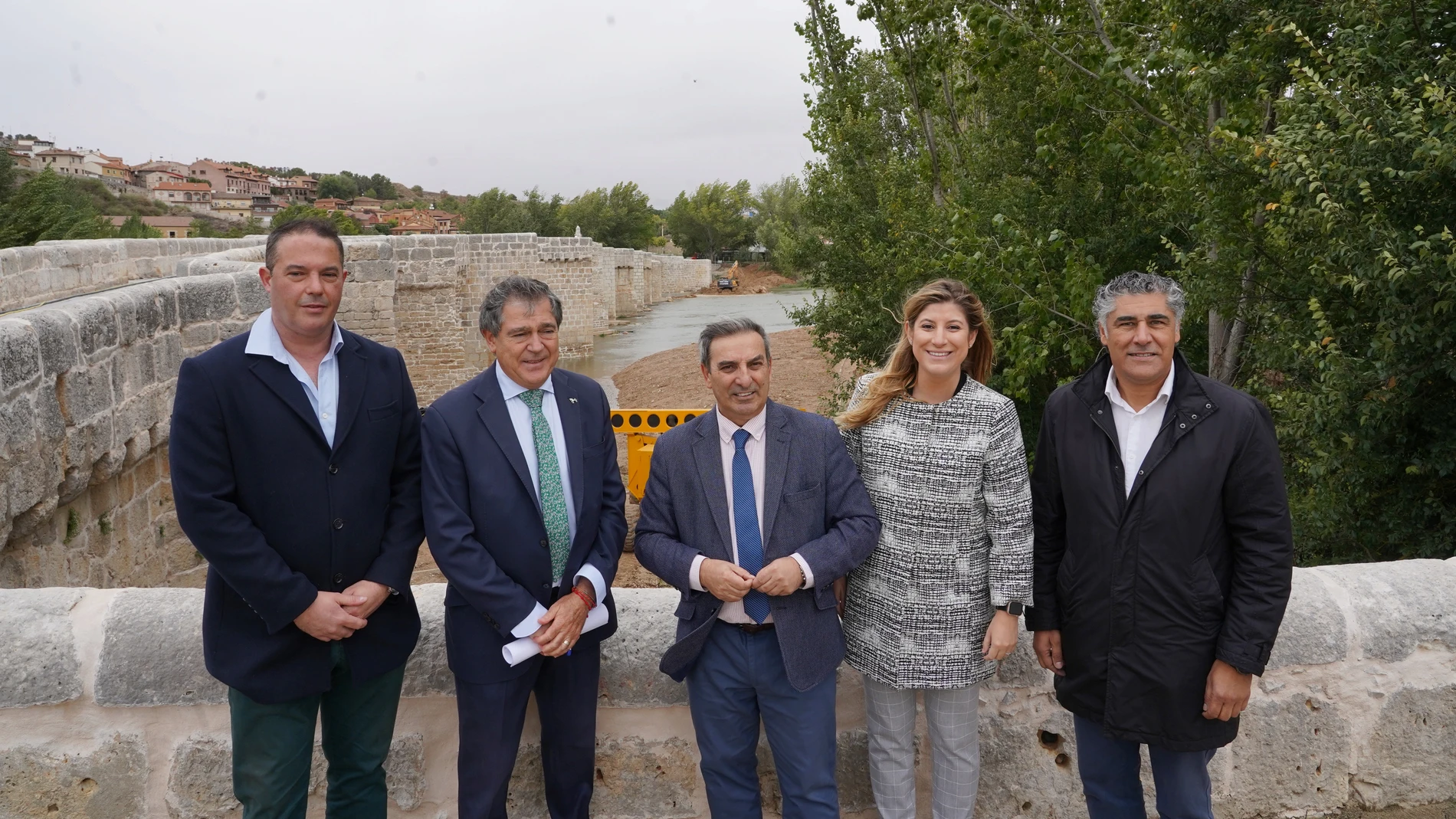 El consejero de Movilidad y Transformación Digital, José Luis Sanz Merino, visita junto a Raquel Alonso las obras que se ejecutan en el puente medieval de Simancas