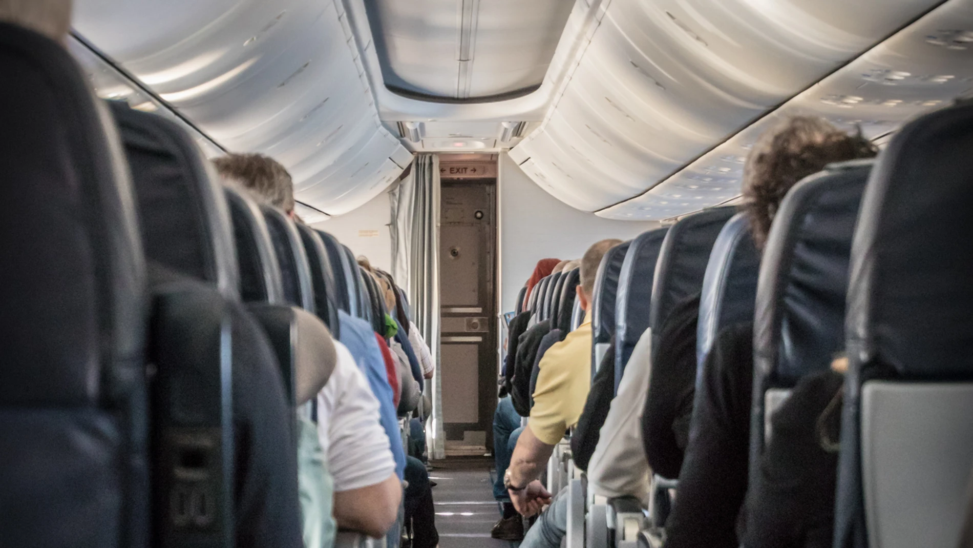 Las aerolíneas agrupan las filas de los asientos por números, mientras que en cada fila, la diferencian con las letras del abecedario