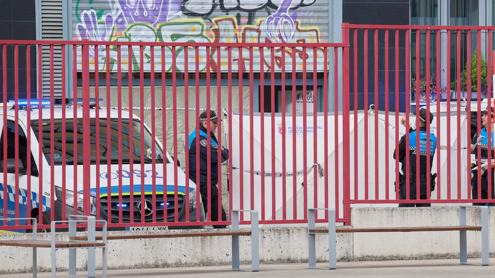 PAMPLONA, 09/10/2024.-La Policía Municipal de Pamplona en el lugar del crimen, la policía ha detenido al presunto autor de la muerte de un joven a consecuencia de las heridas sufridas en una agresión con un arma blanca ocurrida en una bajera del pamplonés barrio de la Rochapea. La joven asesinada de 20 años, Kaile Villar Pons, con un cuchillo. EFE/Iñaki Porto
