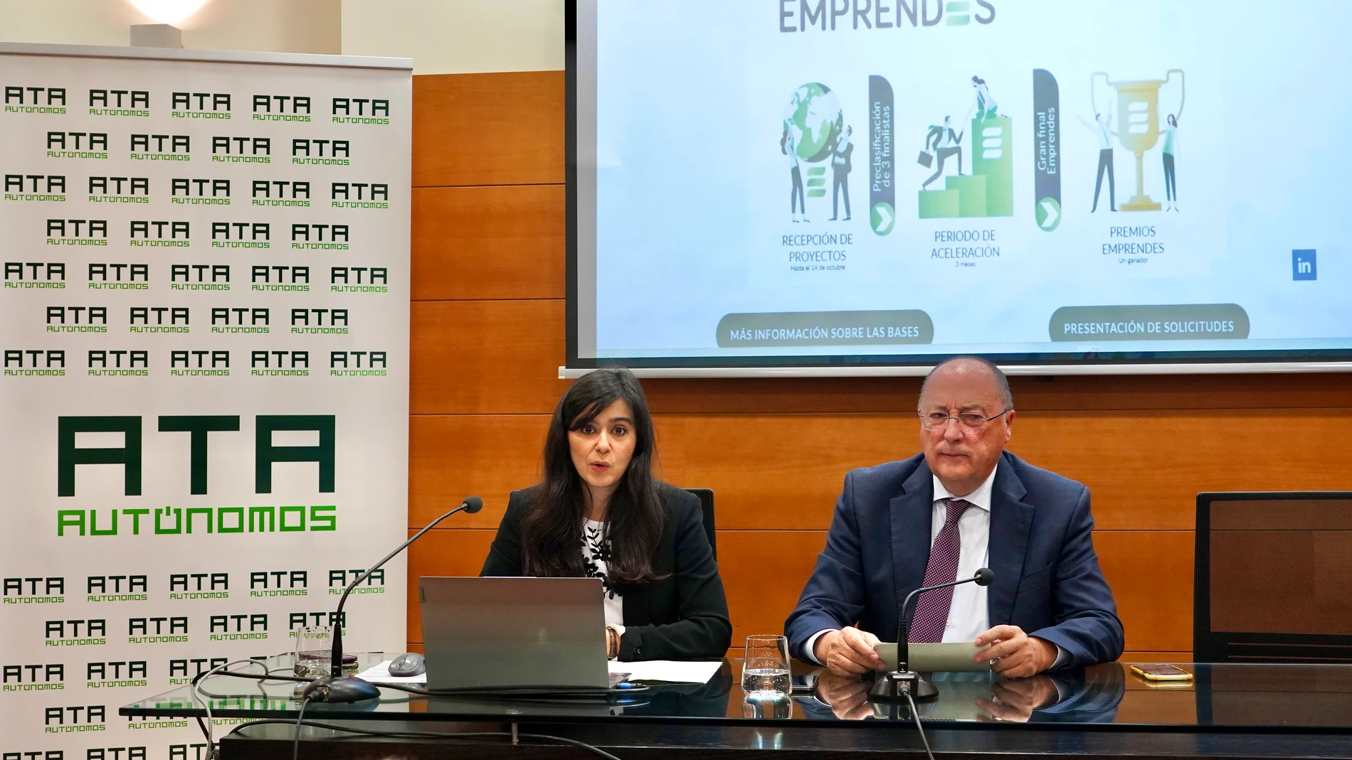 La presidenta de ATA Castilla y León, Leticia Mingueza, presenta un informe sobre los autónomos en Castilla y León. A continuación, el CEO de Matarromera, Carlos Moro, presenta la cuarta edición de los premios EmprendeES