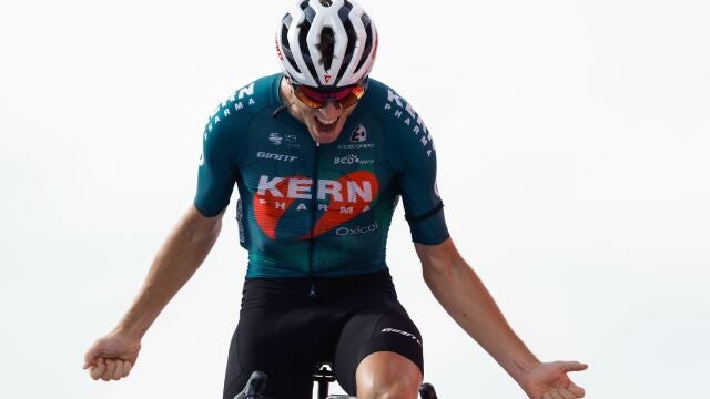 Pablo Castrillo celebra la victoria en la 12ª etapa de la última Vuelta a España