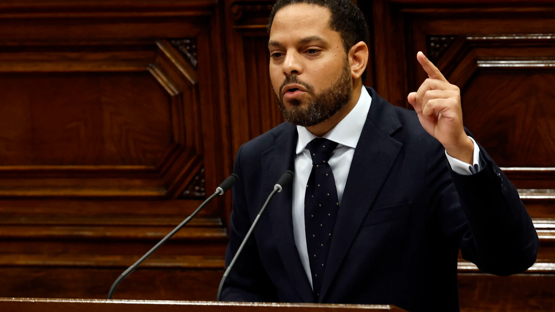 GRAFCAT9206. BARCELONA, 09/10/2024.- El líder de Vox, Ignacio Garriga, durante la segunda jornada del debate de política general que acoge el Parlamento de Cataluña, con las intervenciones de los líderes de los grupos parlamentarios y las réplicas del presidente de la Generalitat, Salvador Illa. EFE/Toni Albir