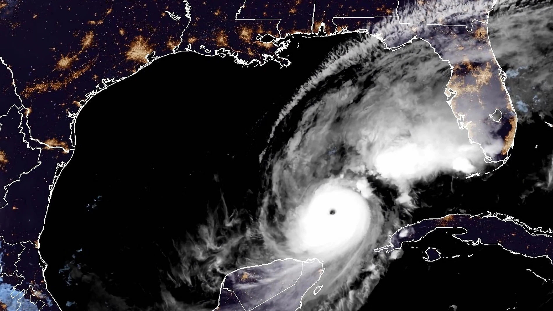 USA7579. MIAMI (FL, EEUU), 08/10/2024.- Fotografía satelital cedida este martes por la Oficina Nacional de Administración Oceánica y Atmosférica (NOAA) a través del Centro Nacional de Huracanes (NHC) estadounidense donde se muestra la localización del huracán Milton en el Golfo de México. El huracán Milton, que en las últimas horas se intensificó y alcanzó nuevamente la categoría 5, se alejó este martes de las costas del estado sureño de Quintana Roo, sin reportes de víctimas mortales o herid...