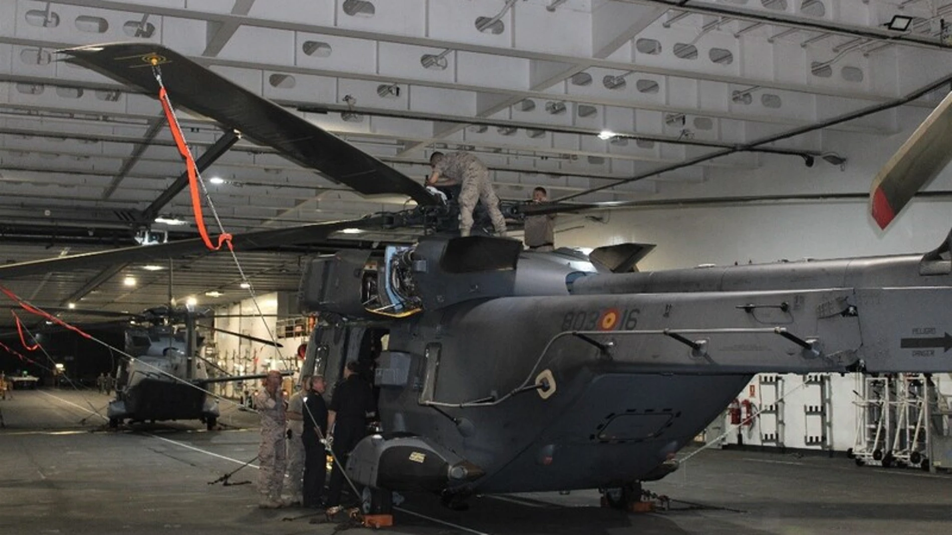 Un NH90 en el LHD Juan Carlos I