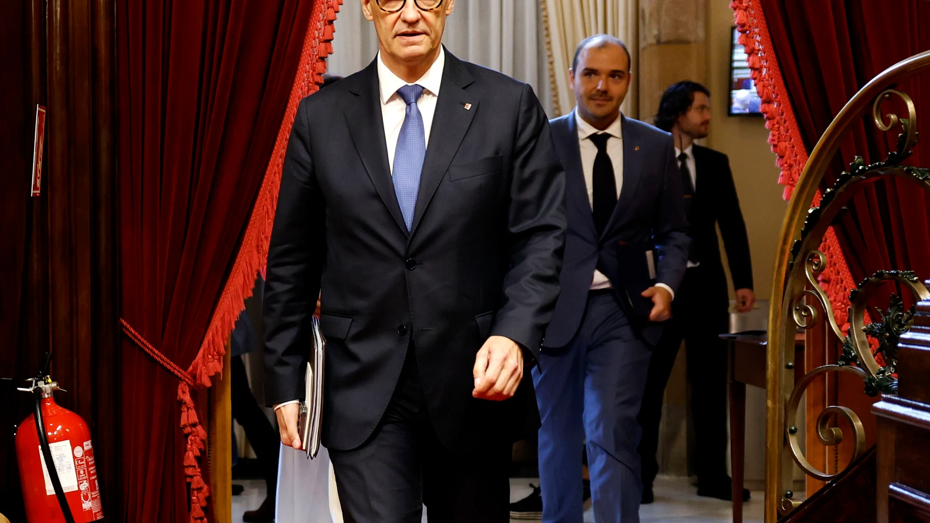 GRAFCAT9177. BARCELONA, 09/10/2024.- El presidente de la Generalitat, Salvador Illa, entra en el hemiciclo al comienzo de la segunda jornada del debate de política general que acoge el Parlamento de Cataluña, con las intervenciones de los líderes de los grupos parlamentarios y las réplicas del presidente de la Generalitat, Salvador Illa. EFE/Toni Albir