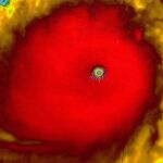 La mancha roja señala inundaciones extremas. En el centro, el ojo calmo del huracán