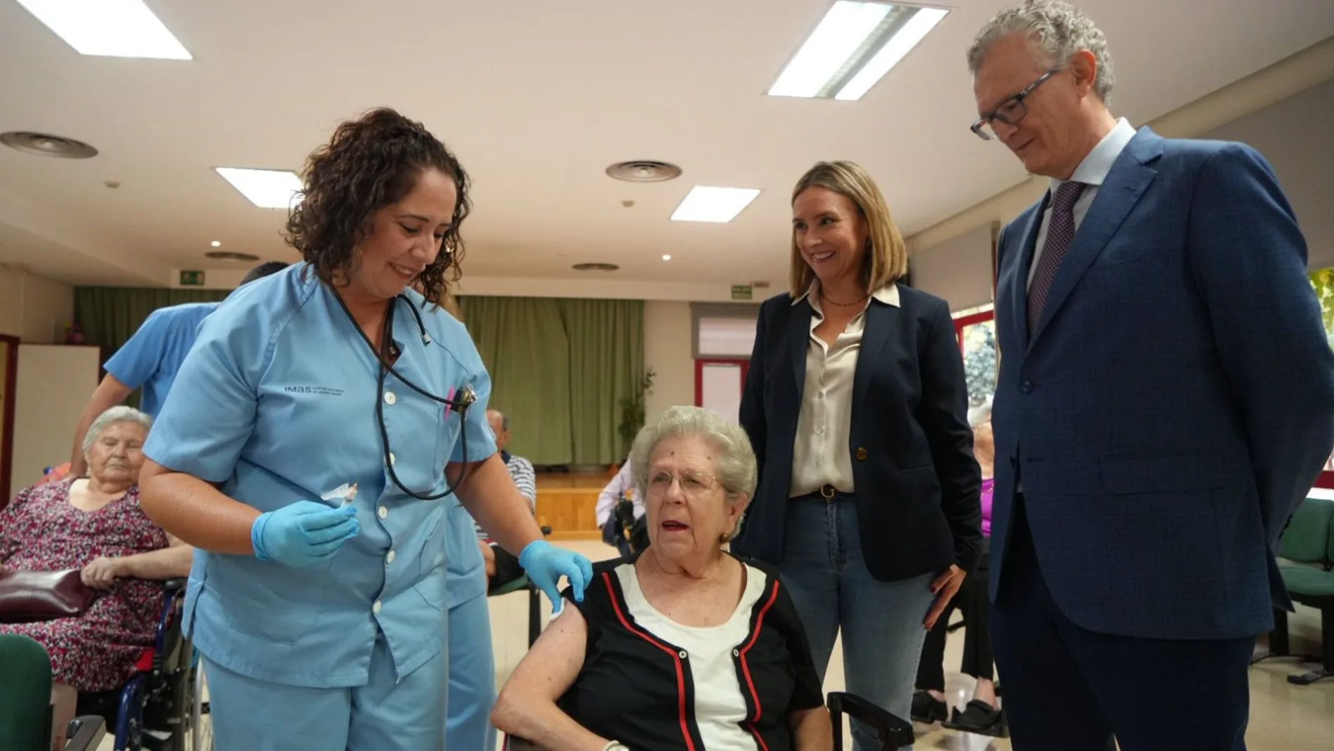 El consejero de Salud, Juan José Pedreño, y la consejera de Política Social, Conchita Ruiz, visitaron hoy la residencia de personas mayores San Basilio, en Murcia.
