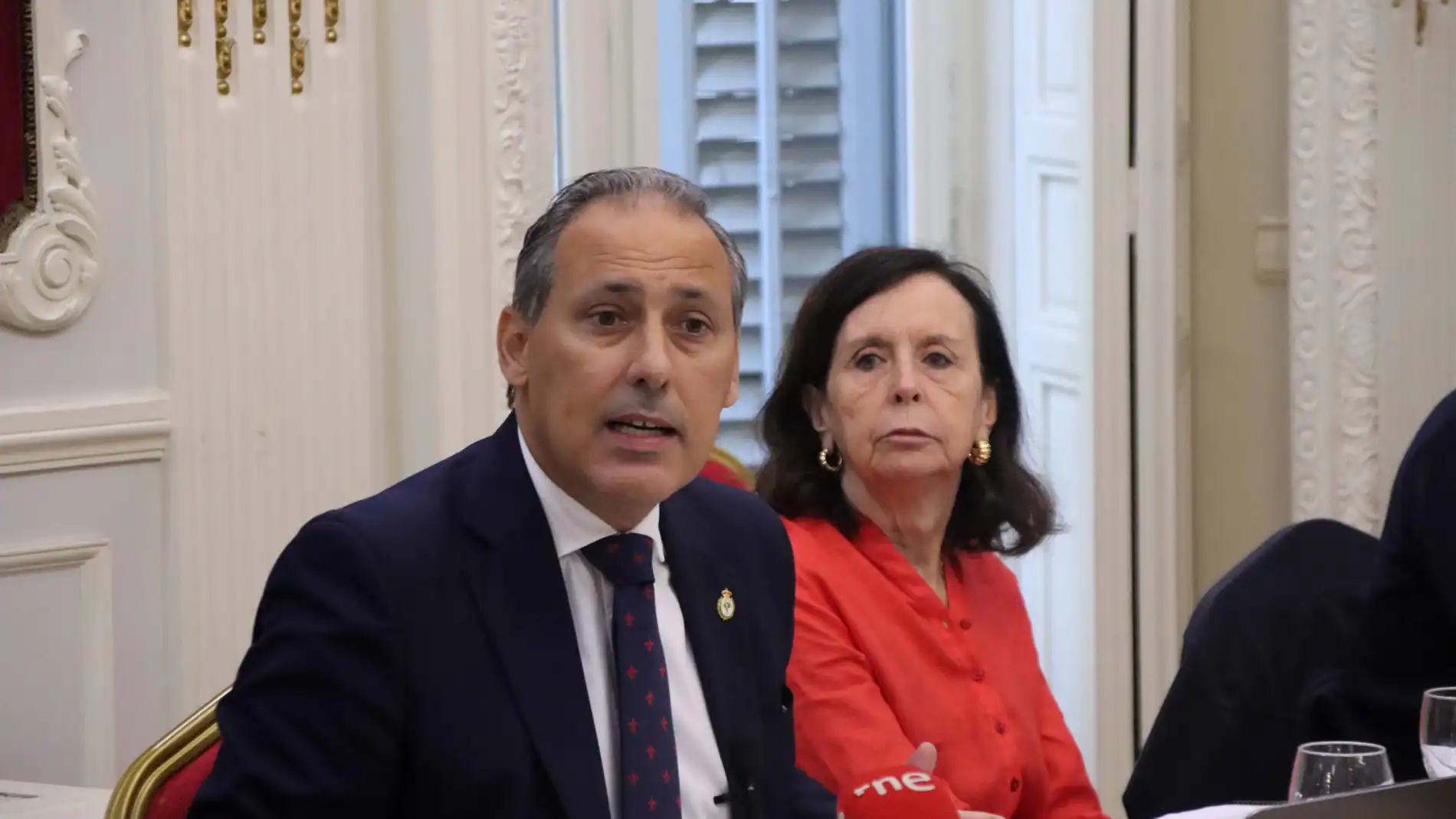 El Decano del Ilustre Colegio de la Abogacía de Madrid, Eugenio Ribón, y la catedrática María Emilia Casas, este miércoles, en su reunión con el secretario de Estado de Seguridad Social, Borja Suárez