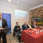 Los alcaldes de Astorga y Ponferrada, José Luis Nieto y Marco Antonio Morala, respectivamente, y el presidente de la Cámara de Comercio de Astorga, Juan José Alonso Martínez. participan en el foro sobre ‘Los retos y el futuro del transporte ferroviario en el noroeste’,