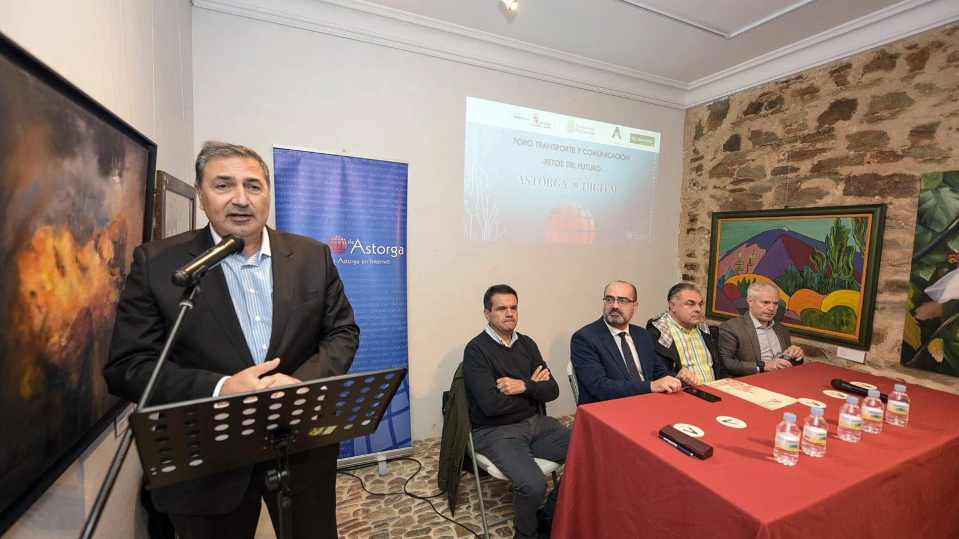 Los alcaldes de Astorga y Ponferrada, José Luis Nieto y Marco Antonio Morala, respectivamente, y el presidente de la Cámara de Comercio de Astorga, Juan José Alonso Martínez. participan en el foro sobre ‘Los retos y el futuro del transporte ferroviario en el noroeste’,