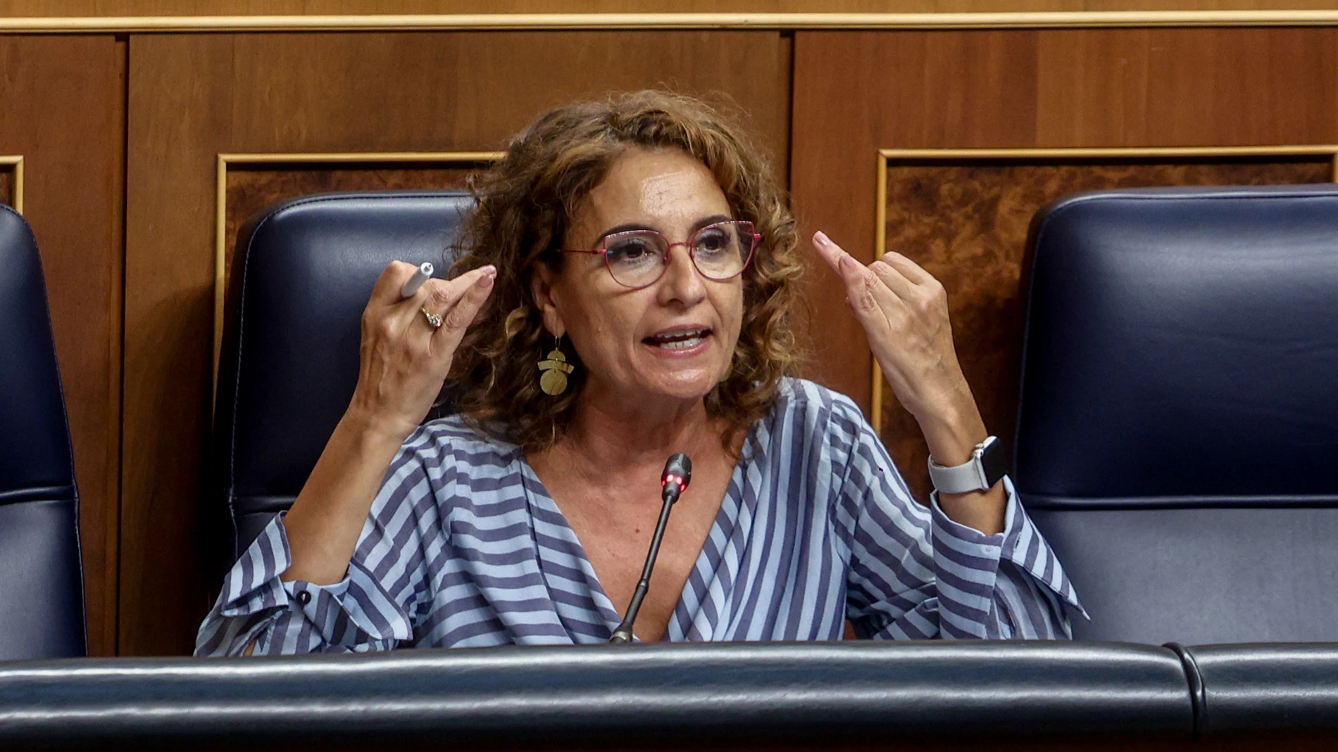La vicepresidenta primera y ministra de Hacienda, María Jesús Montero, interviene durante una sesión de control al Gobierno, en el Congreso de los Diputados, a 9 de octubre de 2024, en Madrid (España). Durante la sesión de control, el presidente del Gobierno ha hablado sobre la política migratoria del Ejecutivo y además, algunos grupos parlamentarios como el Partido Popular le han pedido que retire la ley sobre intercambio europeo de antecedentes penales que influye en la condena de los pres...