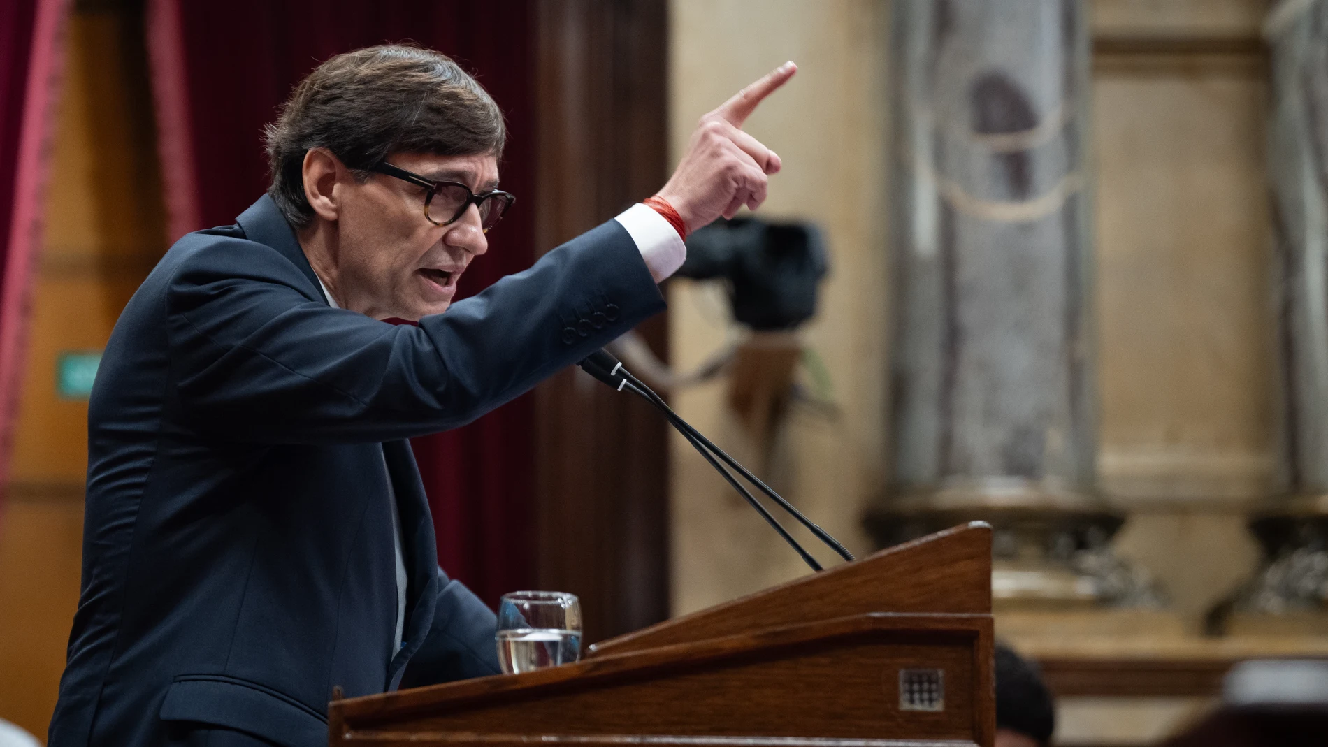 El presidente de la Generalitat de Catalunya, Salvador Illa, interviene durante un debate de Política General en el Parlament de Catalunya, a 9 de octubre de 2024, en Barcelona, Catalunya (España). Este miércoles continúa en el Parlament de Catalunya el Pleno en el que el presidente de la Generalitat, presenta las líneas generales de la política de su Govern para los próximos años reivindicando los acuerdos firmados con ERC y los comunes. 09 OCTUBRE 2024;GOVERN;POLÍTICA;PLENO;PARLAMENT Davi...