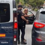 Bárbara Rey, completamente desquiciada, pide ayuda a la Policía en su huída de la prensa